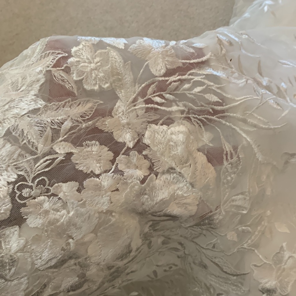 Wedding gown w/ beautiful floral embroidered tulle overlay & full skirt - Picture 9 of 16